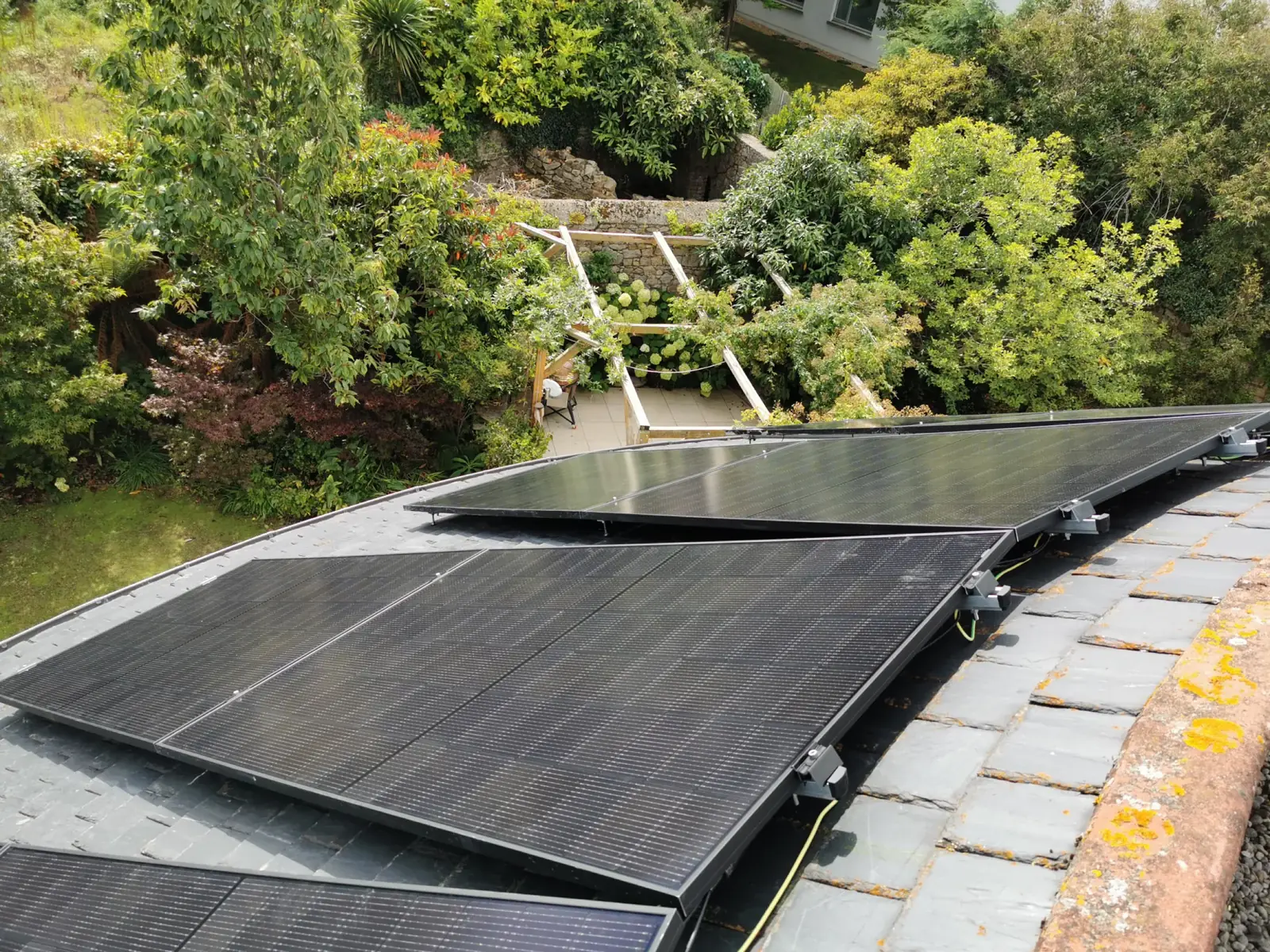 Close view of the panels and mounting rails on the curved slate