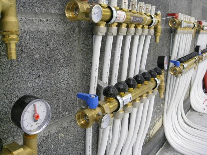 Underfloor heating manifolds under pressure test